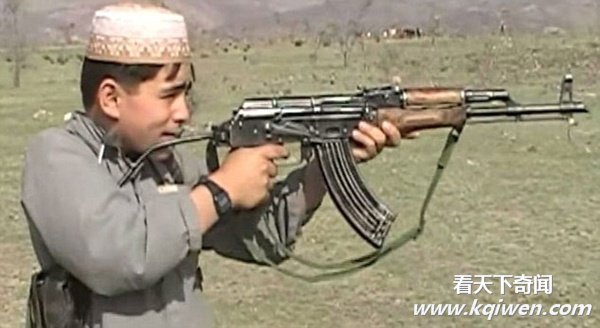 基地组织训练5岁“娃娃兵”端枪射击充当人弹
